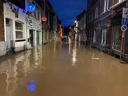 Voici un article concernant notre bonne ville de dinant, article relatant une journée non pas glorieuse, mais tout au moins surprenante. Xjrol6y8t4uiom