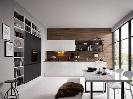 Die Minimalistische Kuche Mit Glatten Fronten Und Ohne Griffe Wirkt Besonders Geradlinig Und Klar Nur Die Ruckwand Minimalistische Kuche Kuche Minimalistisch