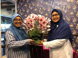 Bunga bangkai sering disamakan dengan rafflesia arnoldi, padahal keduanya jelas berbeda. Yati Florist Jom Datang Kedai Bunga Yati Florist Bangi Facebook