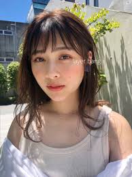 レイヤーカットとは髪の毛に段を作ること レイヤー カットは毛先の量やまとまりを調整することができます ミディアムヘアやセミロングといえば巻き髪などのアレンジが多いですよね だからこそミディアムの方にはこの レイヤーカットがオススメなんです ミディアム
