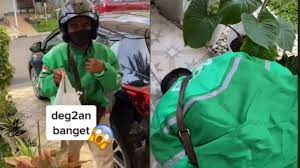 Bikin tegang film terbaru 2020 bagian 1 подробнее. Momen Driver Ojol Makan Bareng Pelanggan Sujud Syukur Dapat Hadiah Emas Berita Hits