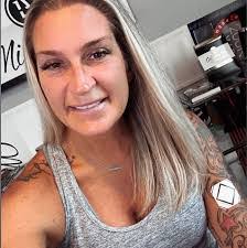 Amanda Saia's Instagram, Twitter & Facebook