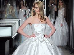 Entdecke rezepte, einrichtungsideen, stilinterpretationen und andere ideen zum ausprobieren. Reem Acra X Tiffany Co Das Ist Das Teuerste Brautkleid Der Welt Vogue Germany