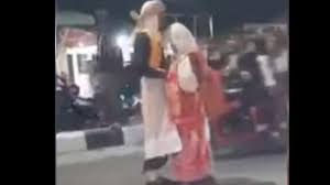 Maybe you would like to learn more about one of these? Viral Pasangan Mesum Gancet Saat Ditangkap Ternyata Berpelukan Tak Mau Dilepas Halaman 2 Tribunnewswiki Com Mobile