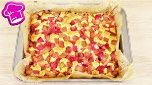 Zum servieren den rhabarberkuchen mit puderzucker bestreuen. Einfacher Rhabarber Kuchen Saftiger Blechkuchen Fur Sommer Fruhling Youtube