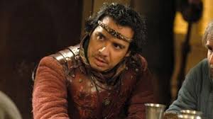 Dès le plus jeune âge, il baigne dans le monde du théâtre, avec un père metteur en scène et une mère. The Crown Of Arthur King Of Britain Alexandre Astier In Kaamelott Spotern