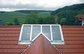 Diese Festverglasung Im First Lasst Viel Licht In Den Sich Darunter Befindlichen Wohnraum Es Ist Ein Optische Dachlicht Dachschrage Fenster Dachschiebefenster