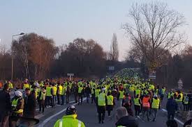 Ils ont annoncé lundi sur les réseaux sociaux qu'ils s'étaient dotés de huit communicants officiels nationaux pour c'est une coordination nationale des gilets jaunes qui a procédé à la désignation de ces huit représentants nationaux, tous provinciaux. Quand La France Qui Roule Enfile Son Gilet Jaune