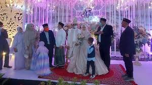 Pesantren tahfidz quran fatimah az zahra juga tempat belajar fatimah sebelum dinikahi uas. Foto Foto Resepsi Pernikahan Ustaz Abdul Somad Uas Dan Fatimah Az Zahra Dihadiri Tokoh Dan Artis Tribunnews Com Mobile