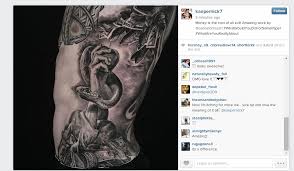 On colin's left arm we can see a cross. Photo Colin Kaepernick S New Tattoo Is Awesome