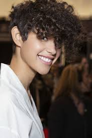 Este accesorio fue diseñado para el cabello. 1001 Ideas De Pelo Corto Rizado Cortes Y Cuidado