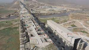 ورغم البعد التنموي في سد النهضة لدى الجانب الإثيوبي فإنه يتقاطع مع مصالح دولتي المصب، في ضوء تزايد أعداد السكان والتغير المناخي الذي يضيف ضغوطًا عليهما، فإن المشروع ينطوي على ما حذر منه مسئولون ومراقبون من صراع مستقبلي على المياه حال عدم التوصل لاتفاق ملزم لتنظيم. Ø³Ø¯ Ø§Ù„Ù†Ù‡Ø¶Ø© Ø¥Ø«ÙŠÙˆØ¨ÙŠØ§ ØªØµØ¹Ø¯ ÙˆØªØªÙ‡Ù… Ù…ØµØ± Ø¨Ø§Ù„Ù…Ù‚Ø§Ù…Ø±Ø© Ø§Ù„Ø³ÙŠØ§Ø³ÙŠØ©