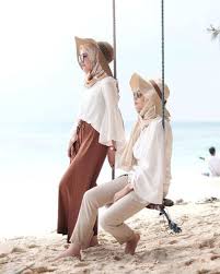 1setel seragam safari (baju+celana) bahan twist, kualitas dan model sesuai gambar, sebelum order kirim pesan dulu untuk memastikan ketersedian barang, setiap pembelian cantumkan warna yang. What To Wear In A Safari Desert As A Hijabi Hijab In The Desert How To Wear Hijab In The Desert How To Wear Pakaian Pantai Baju Pantai Model Pakaian Muslim
