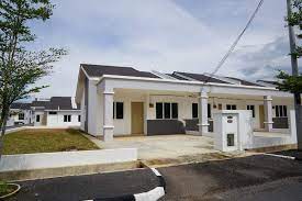Rumah panggung modern dari kayu dengan desain rumah yang cantik. Residensi Sungai Petani 1