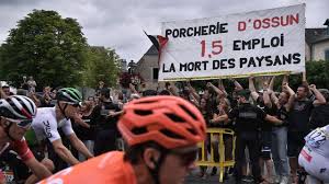 Na het grand départ in brussel koersen de renners eerst naar de vogezen dat de tour de france 2019 in brussel begint, is al even bekend. Tour De France Une Manifestation Retarde Le Depart De La 14e Etape L Express