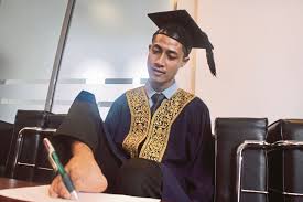 Check spelling or type a new query. Graduan Oku Tanpa Kedua Dua Tangan Tabah Harungi Pengajian