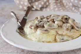 Per questa ricetta a base di sovracosce di pollo e arance, si utilizza tutto il meglio del frutto, dagli spicchi alla buccia. Scaloppine Di Pollo E Funghi Cremose