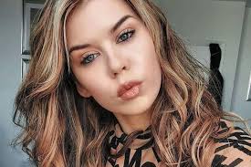 Mężczyźni boją się zaprosić ją na randkę. Zamiast tego wolą rozmawiać z jej  mamą