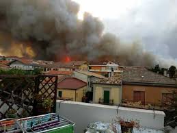 Alcuni passanti hanno immediatamente chiamato il centralino del 115. Abruzzo Altro Incendio A Pescara Brucia La Collina Di San Silvestro Case Evacuate 12 Intossicati