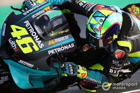 Credo che la petronas sia strafelice di avere valentino, anche se è contro la sua puoi immaginare la comunicazione che avrà la petronas. Rossi Atmosphere Within New Srt Motogp Team Beautiful