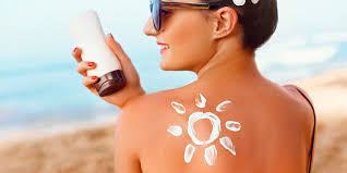 Starostlivosť o pleť a vlasy pri mori: Akú kozmetiku si zbaliť?