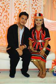 Pakaian lelaki bidayuh baju dan seluar dari satin dihiasi pita merah dan putih. Pengalaman Kali Pertama Hadir Majlis Perkahwinan Iban