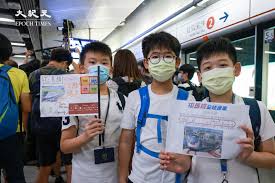 港鐵為屯馬線全線通車推出紀念品，包括 4 張各可兌換 2000 mtr 分的分卡（即可換領 2 程 $10 車資優惠）、四套「迷你城市」模型套裝（包括四部「假千九」中國製列車玩具車）及兩盒以車站藝術品為主題的口罩，優惠價 $608（原價 $678）。 94mlsohlxwxdm