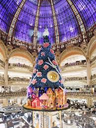 Video strasbourg le grand sapin de noël est arrivé. Illuminations Et Marches De Noel A Paris 2013 2014 Bons Plans Sorties Paris Christmas In Paris Galeries Lafayette Christmas Display