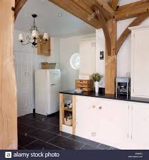 Grossen Holzbalken Im Stall Umbau Kuche Mit Smeg Kuhlschrank Und Schieferbodenbelag Stockfotografie Alamy