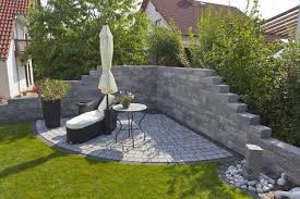 Romano Mauer Rustica Von Rinn Betonsteine Und Natursteine Rinn Betonsteine Und Natursteine Steinmauer Garten Gartensteine Ummauerter Garten