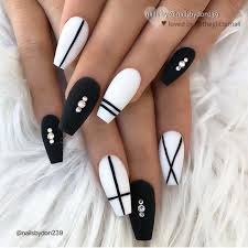 Black And White Striped Nails Coffin Pin By Kendall Slemko On Nails Chic Nails Simple Acrylic Nails Matted Nails