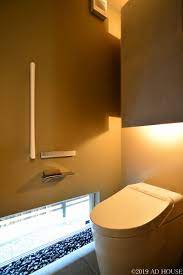 地窓のあるトイレ トイレのデザイン トイレ おしゃれ モダン トイレ
