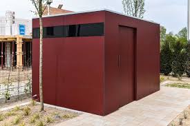 Rotes Gartenhaus Als Highlight In Wohnanlage Design Garten In 2020 Gartenhaus Design Gartenhaus Haus
