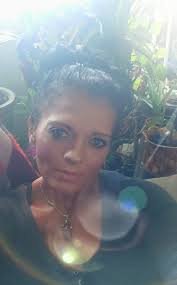 Happy Sunday Planty Friends! Quarantine is lot more bearable when i'm with  my plants. The plant obsession is real & i know i'm not the only one. Hope  you all have a