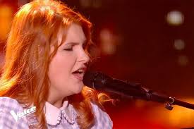 Qui est cette femme auprès de moi ? Replay The Voice Sarah Schwab Chante Derriere L Amour De Johnny Hallyday Video
