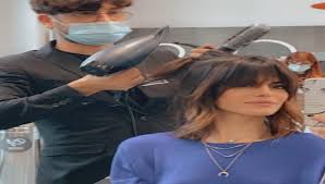 Il taglio capelli medio con frangia a tendina di bianca guaccero è il nostro oggetto dei desideri. Bianca Guaccero Ci Da Un Taglio Look Completamente Stravolto Ancora Piu Bella Cosi Altranotizia It