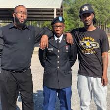 Quornelius Radford with his family. Fort Stewart Shooting: Army Sergeant  Quornelius Samentrio Radford in Custody After Shooting Five Fellow  Soldiers; Victims Expected to Recover