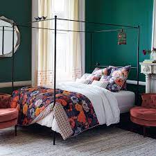 Un letto dal design lineare, in impiallacciatura di legno. Come Decorare La Parete Dietro Al Letto