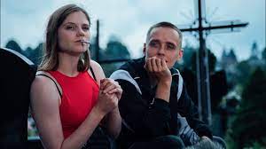 Chociaż nie raz zaśmiejemy się podczas tego filmu, to tak naprawdę jest to śmiech przez łzy, bo przecież czy można. Recenzja Filmu Boze Cialo Najlepszy Film Jana Komasy