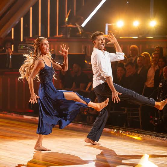 Julia Stiles Pays Tribute to Heath Ledger on 'DWTS'