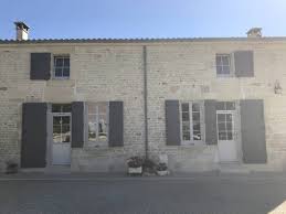 Si votre maison est équipée de fenêtre remplacer des fenêtres anciennes réduit les pertes de chaleur énormément, jusqu'à 70% dans certains cas. Pose D Une Porte D Entree Et Fenetres En Pvc Sur Mesure Pour Renovation De Maison Ancienne Medoc Vente Et Pose De Menuiseries A Saint Aubin De Medoc Baienov