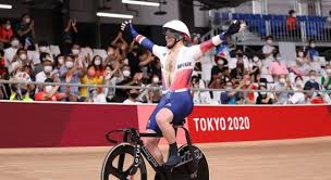Nessa modalidade, os ciclistas competem em uma pista fechada. Qgnf3vuyftzdwm