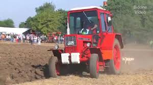 Ми́нский тра́кторный заво́д, мтз) in minsk. Pflugen Mit Dem Belarus 552 Traktor Russian Tractor Plowing Youtube