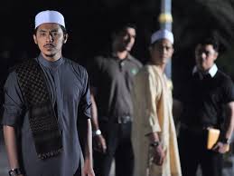 Syamsul yusof (kl gangster) writes, directs and stars in this sequel to the 2016 supernatural horror hit munafik. Syamsul Yusof Ola Bola Win Awards At The Asia Pacific Film Fest