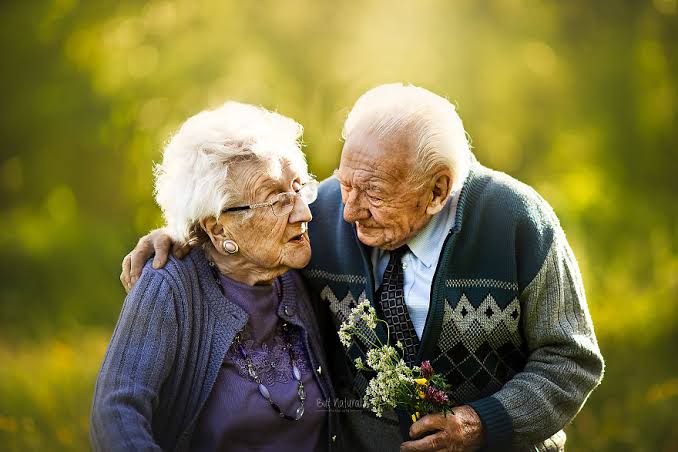 15 fotografías de parejas de ancianos que se demuestran un amor honesto y puro - Cultura Inquieta