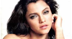 Do Sara Maldonado and Litzy share a similar kind of beauty?