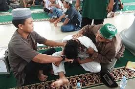 Dan bagaimanakah dengan seseorang yang membuka konsultasi serta praktik ruqyah? Hati Hati Tertipu Ini Jenis Jenis Ruqyah Islampos