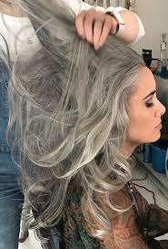 Balayage blond cendré et blond platine : Beaute 56 Raisons De Passer Aux Cheveux Gris Chatelaine