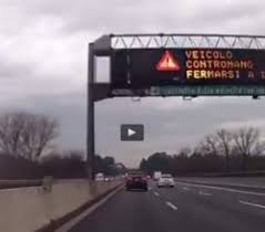 Contromano in autostrada per 10 lunghissimi chilometri. Contromano In Autostrada Ritirata Patente A Un 90enne Video