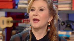 La puntata odierna del programma 'oggi è un altro giorno' in onda su rai uno la vedrà condurre in. Serena Bortone Perde Le Staffe In Diretta E Interrompe L Intervista Video